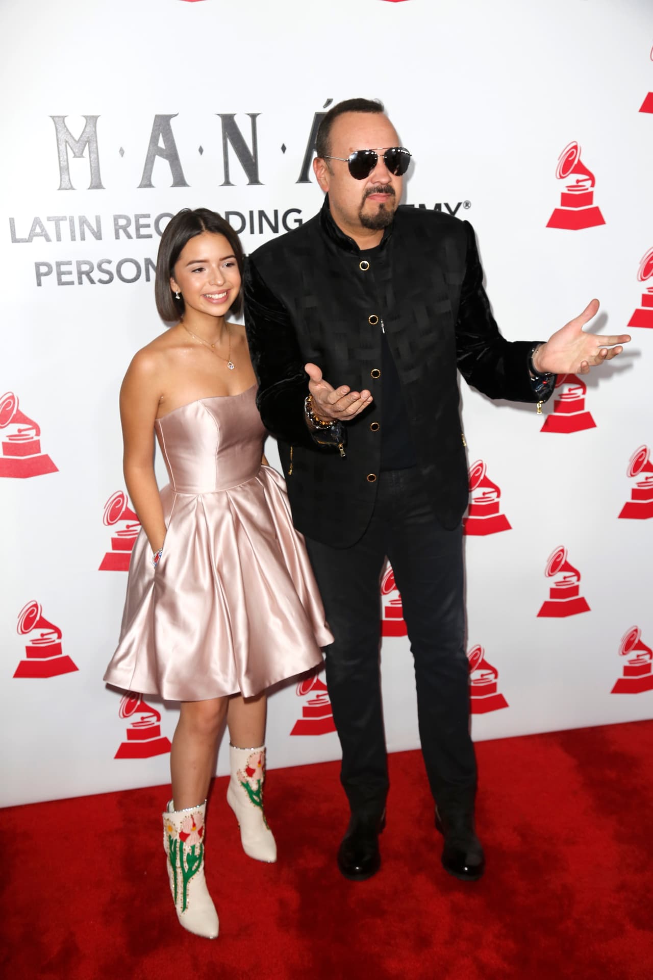 Aunque claro, también ha usado vestidos más modernos y con todo impone tendencia.