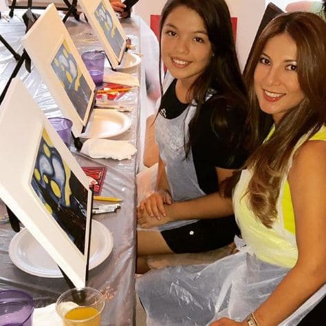Además de compartir escenario, madre e hija también comparten su gusto por otras actividades artísticas. "Clase de pintura con mi princesa Sarita", escribió la cantante mexicana junto a esta fotografía.