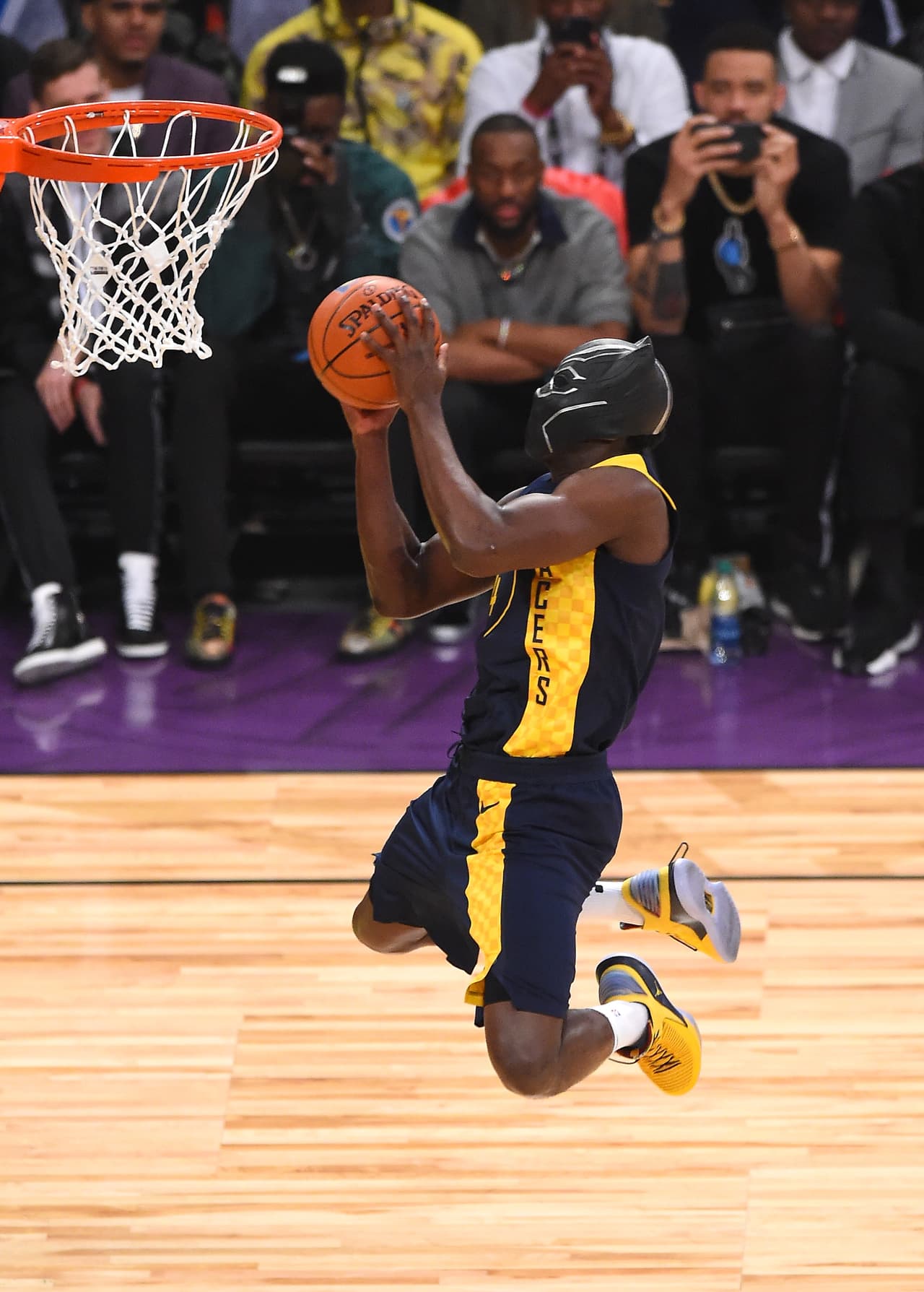 Donovan Mitchell, jugador del Utah Jazz, se convirtió en campeón del concurso de clavadas al vencer a Nance Jr. por 98-96. Te presentamos las mejores ejecuciones de la noche.