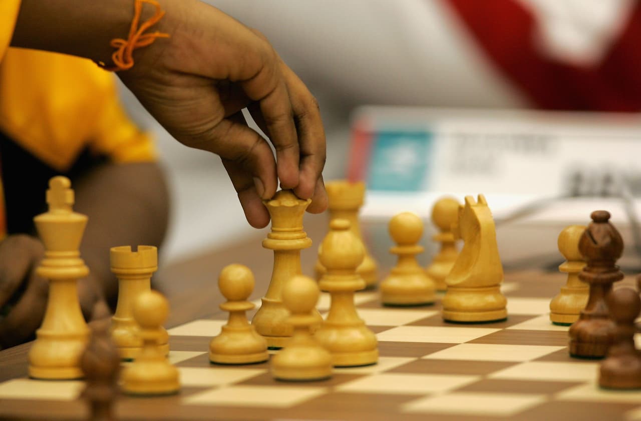 En Kalmikia, Vladímir Krámnik gana el campeonato mundial de ajedrez al imponerse en 7 de las 13 partidas jugadas contra Veselin Topalov.