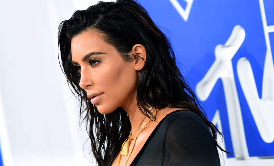 El maquillaje de 
<a href="https://www.instagram.com/kimkardashian/">Kim Kardashian</a> estuvo a cargo de su famoso maquillista 
<a href="https://www.instagram.com/makeupbymario/">Mario Dedivanovic</a>. Kim lució fresca, con un look en tonos dorados, que enfatizó su bronceado. El wet look creado por 
<a href="https://www.instagram.com/michaelsilvahair/">Michael Silva</a> iba en perfecta coordinación con el maquillaje. En la declaración que dio el maquillista a 
<a href="http://www.dailymail.co.uk/femail/article-3762939/I-slathered-bronzer-Kim-Kardashian-s-make-artist-reveals-created-Greek-goddess-beauty-look-2016-MTV-VMAs.html">Dailymail.com</a> afirma que utilizó mucho menos productos que en otras ocasiones. No cabe duda, Kim está más hot que nunca.
<br>