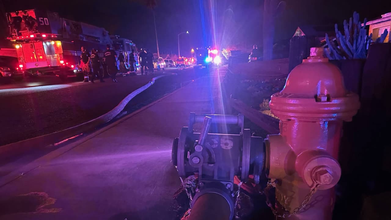 El incidente ocurrió poco después de las 8 p.m. Aparentemente el fuego comenzó en el garaje y rápidamente se extendió al resto de la vivienda.