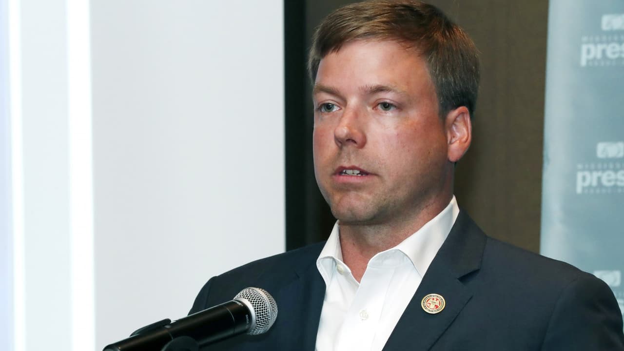 Este candidato republicano a gobernador le exige a reportera ir acompañada de un hombre para acceder a darle una entrevista