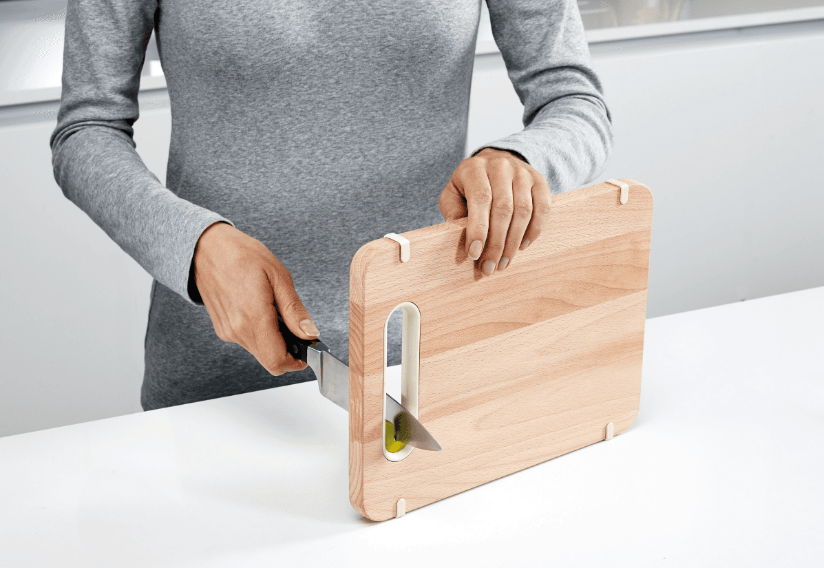 Las tabalas de madera son ideales para picar sin dañar el filo de los cuchillos (en comparación con otras superficies). Este modelo de Joseph Joseph está equipado con un práctico afilador. Es importante lavar este tipo de tablas con agua y espuma de jabón para evitar que se impregnen olores.|De venta: 
<b><a href="https://www.amazon.com/">Amazon</a></b>
<br>