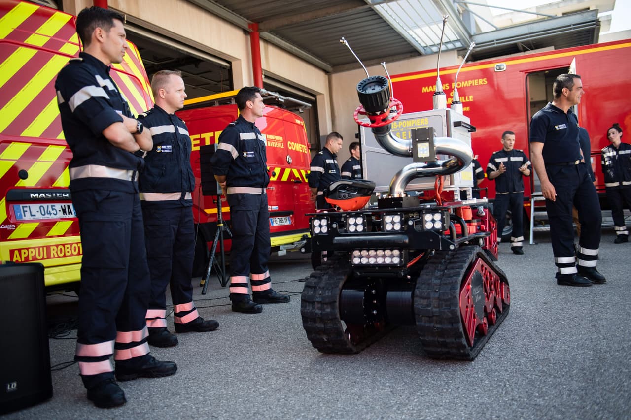 'Colossus' -aunque apodado Marius- forma junto a sus compañeros del Batallón Naval de Bomberos de Marsella.
<b> El robot, equipado para la descontaminación de ambientes, ha sido de gran ayuda para el escuadrón.</b>
<br>