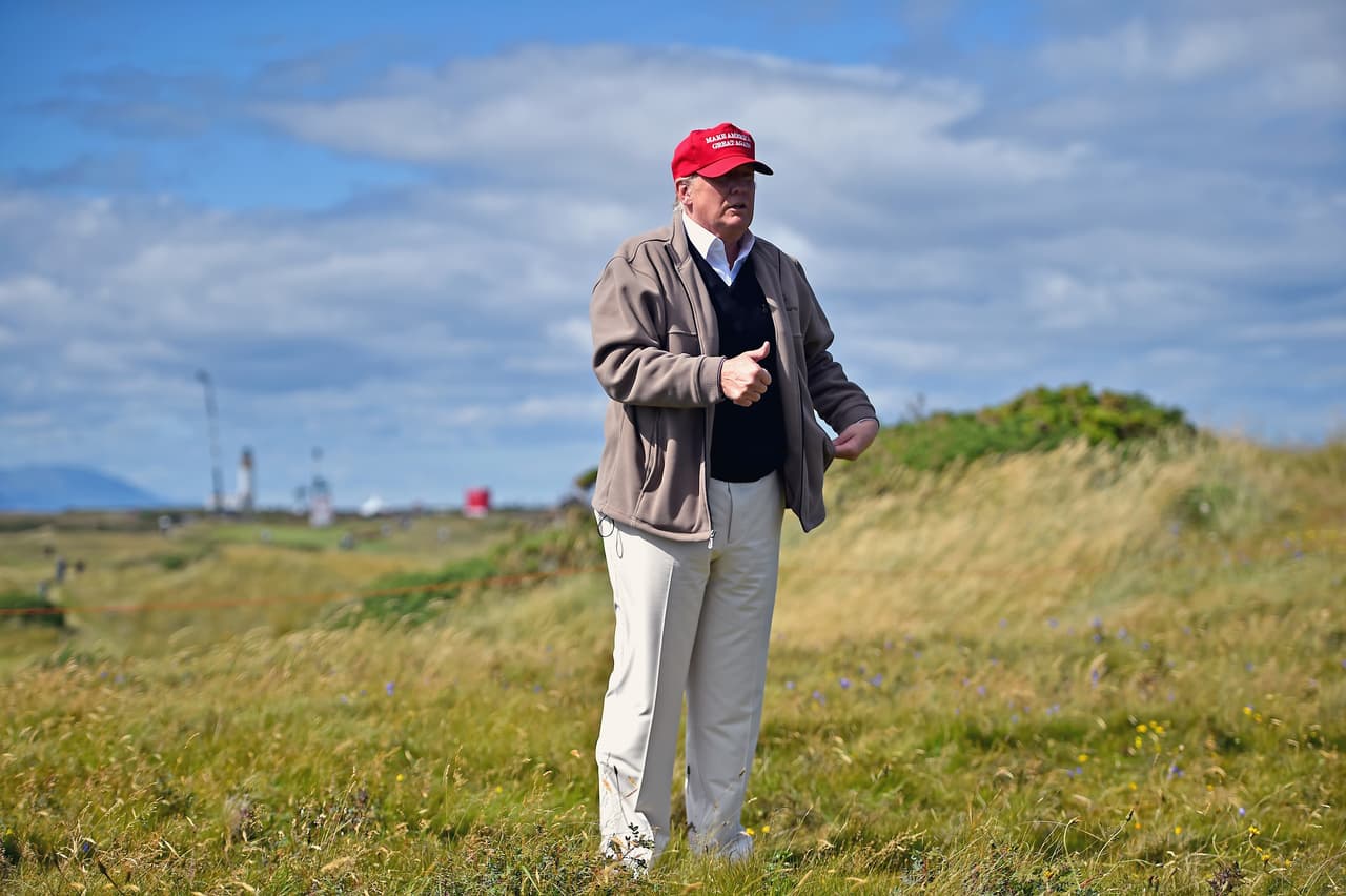Trump ha jugado al golf 13 veces en 9 semanas... después de criticar a Obama por practicarlo