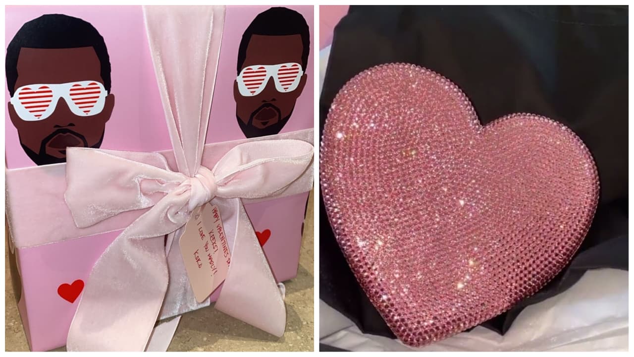 Con una original envoltura mostró el brillante corazón rosa que le obsequió: "¡Oh por Dios! Miren lo que Khloé me dio chicos, odié romper la envoltura porque era muy linda", confiesa en el video que compartió en Instagram.