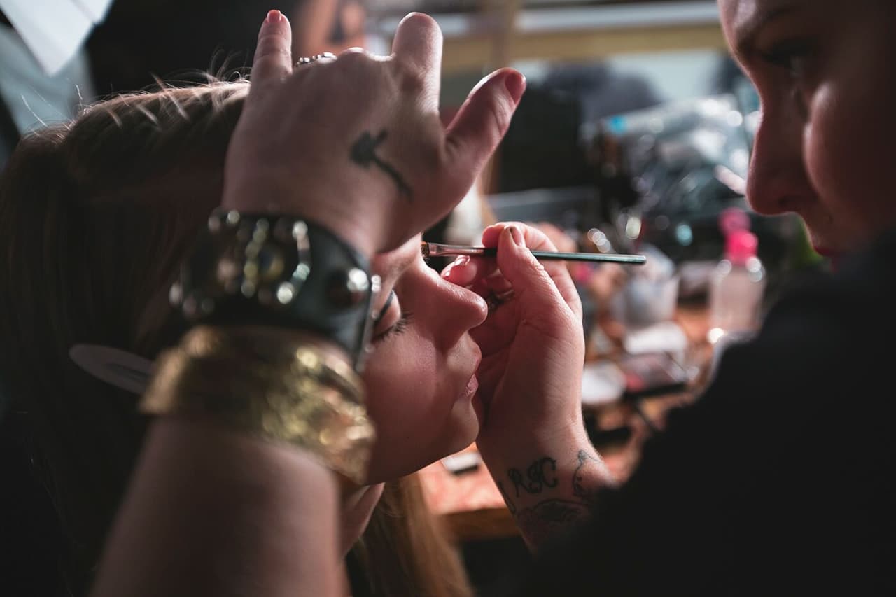 En el 'Backstage' de Montse las maquillistas no paraban de trabajar. Diseñador Montse. NYFW, Spring/Summer 2016 - 12/09/2015.