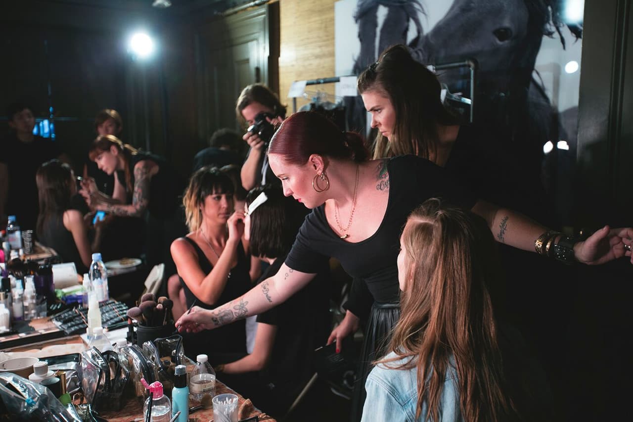 En el 'Backstage' de Montse las maquillistas no paraban de trabajar. Diseñador Montse. NYFW, Spring/Summer 2016 - 12/09/2015.
