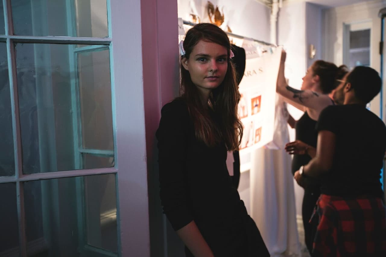 En el 'Backstage' de Montse las maquillistas no paraban de trabajar. Diseñador Montse. NYFW, Spring/Summer 2016 - 12/09/2015.