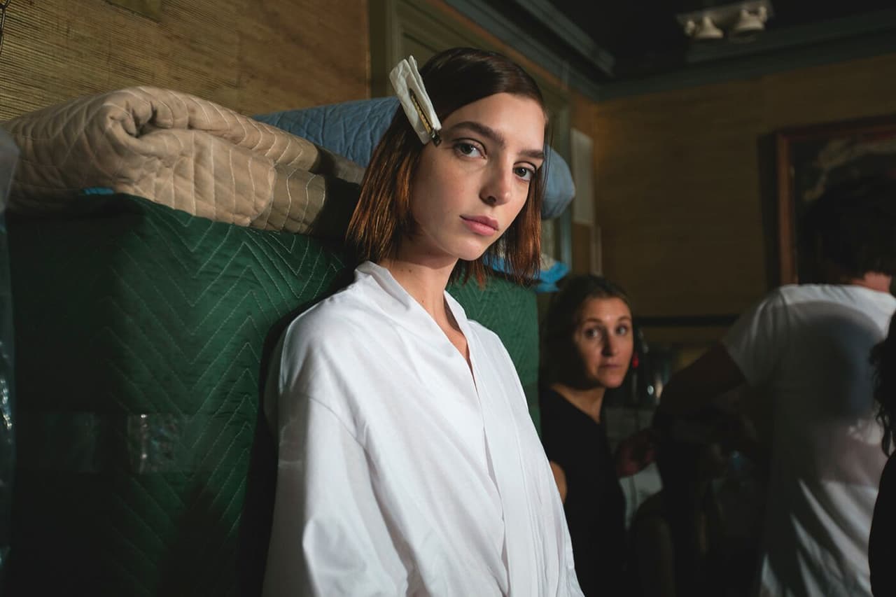 En el 'Backstage' de Montse las maquillistas no paraban de trabajar. Diseñador Montse. NYFW, Spring/Summer 2016 - 12/09/2015.