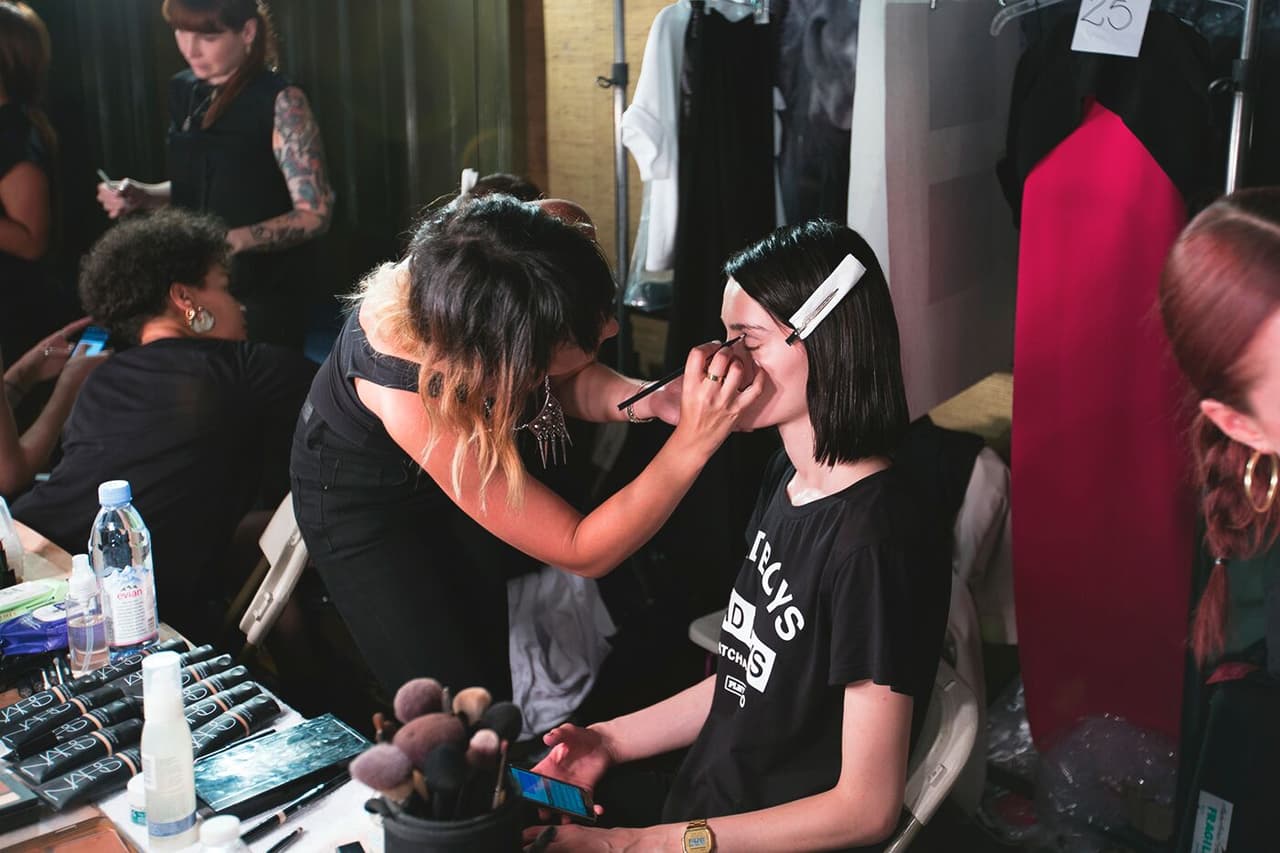 En el 'Backstage' de Montse las maquillistas no paraban de trabajar. Diseñador Montse. NYFW, Spring/Summer 2016 - 12/09/2015.