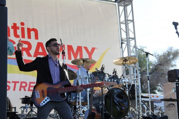 “ Los Canarios de Michoacán” pusieron a bailar a cientos de Arizoneneses en los Latin Grammy Street Parties en Phoenix, quienes no pudieron resistirse al carismático grupo de música regional mexicana, su sonido único del arpa y a sus conocidos sencillos. 