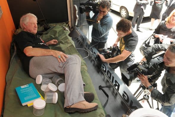 Inicialmente 400 arañas estaban listas para la llegada del australiano, pero como se masacraron entre ellas, sólo serán 300.