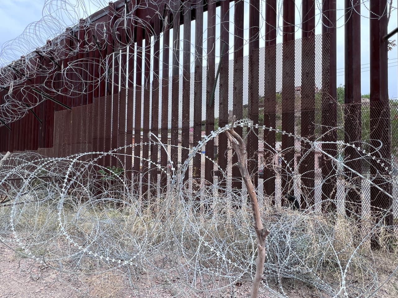 El gobierno de Biden pide a la Corte Suprema que permita a la guardia fronteriza volver a cortar la alambrada colocada por Texas en el río Bravo