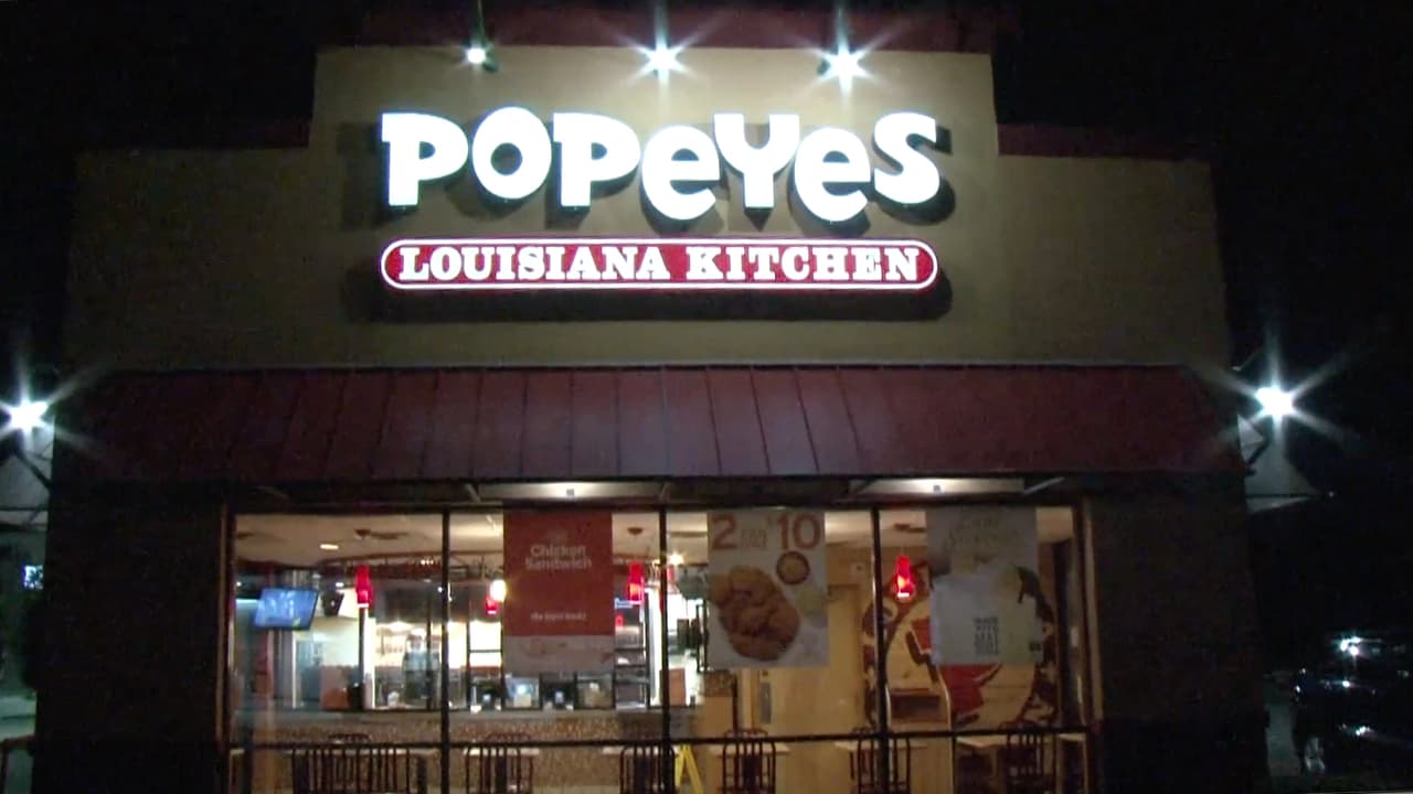 Buscan a sujeto que amenazó con un arma a empleados de Popeyes "porque no tenían más sándwiches de pollo”