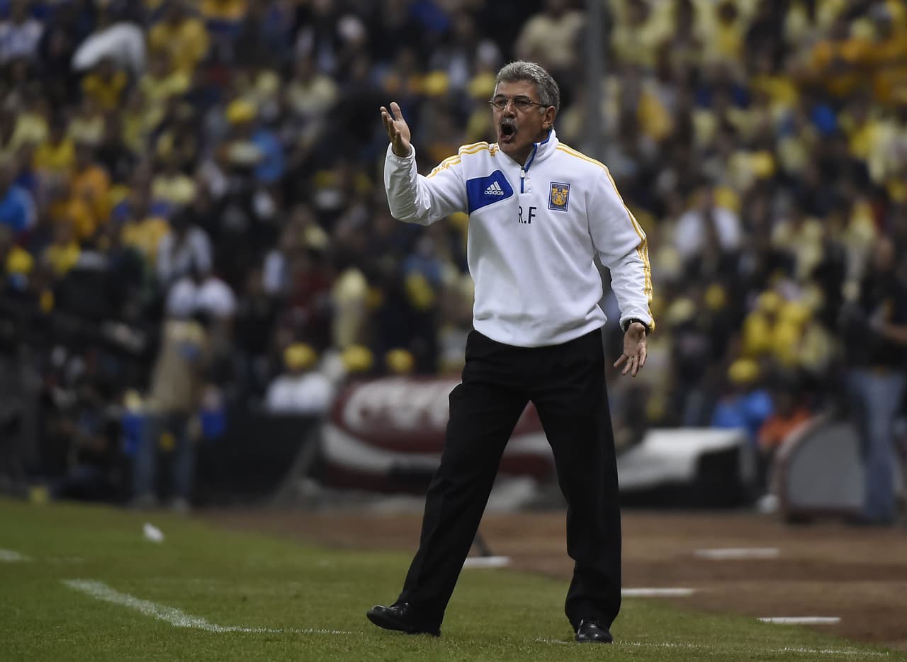 Aunque su bigote es una de sus características físicas más representativas, en varias ocasiones se lo ha quitado.