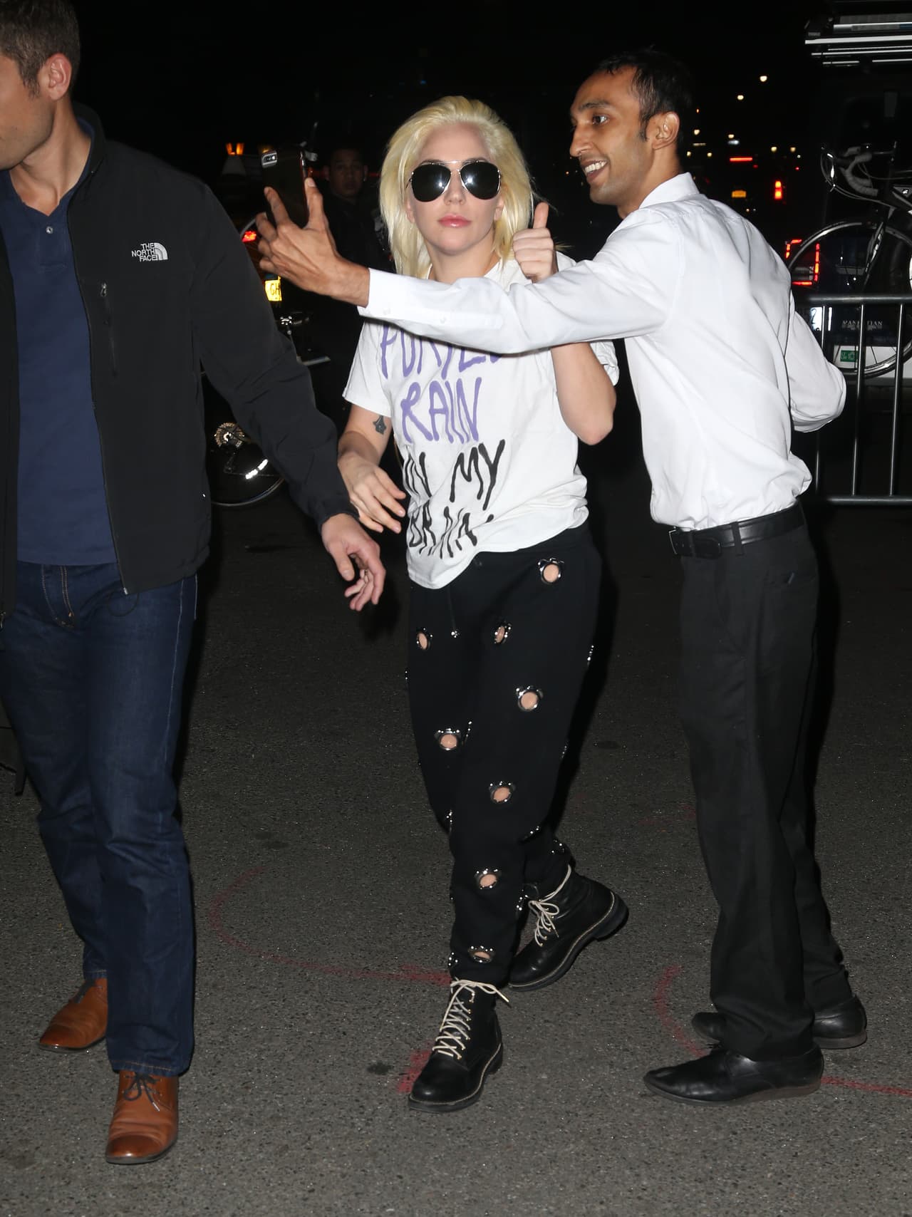 También un fan se le acercó para robarle una selfie.