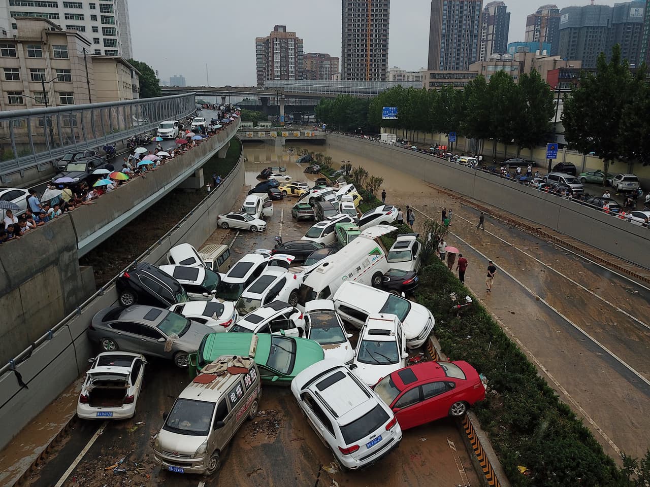 <b>Poderosas lluvias sorprenden a una populosa ciudad del centro de China</b>
<br>
<br>Las lluvias sorpresivas y poderosas causaron estragos en la ciudad de Zhengzhou, donde decenas de personas 
<a href="https://www.univision.com/noticias/mundo/doce-personas-mueren-atrapadas-metro-inundado-china-zhengzhou-fotos"><u>se ahogaron en una estación de metro que se llenó de agua repentinamente</u></a>. 
<br>
<br>Los expertos de la ONU advierten que algunos aspectos del cambio climático se magnificarán, incluidos el calor intenso, las inundaciones provocadas por las precipitaciones fuertes y el aumento del mar en las urbes costeras.