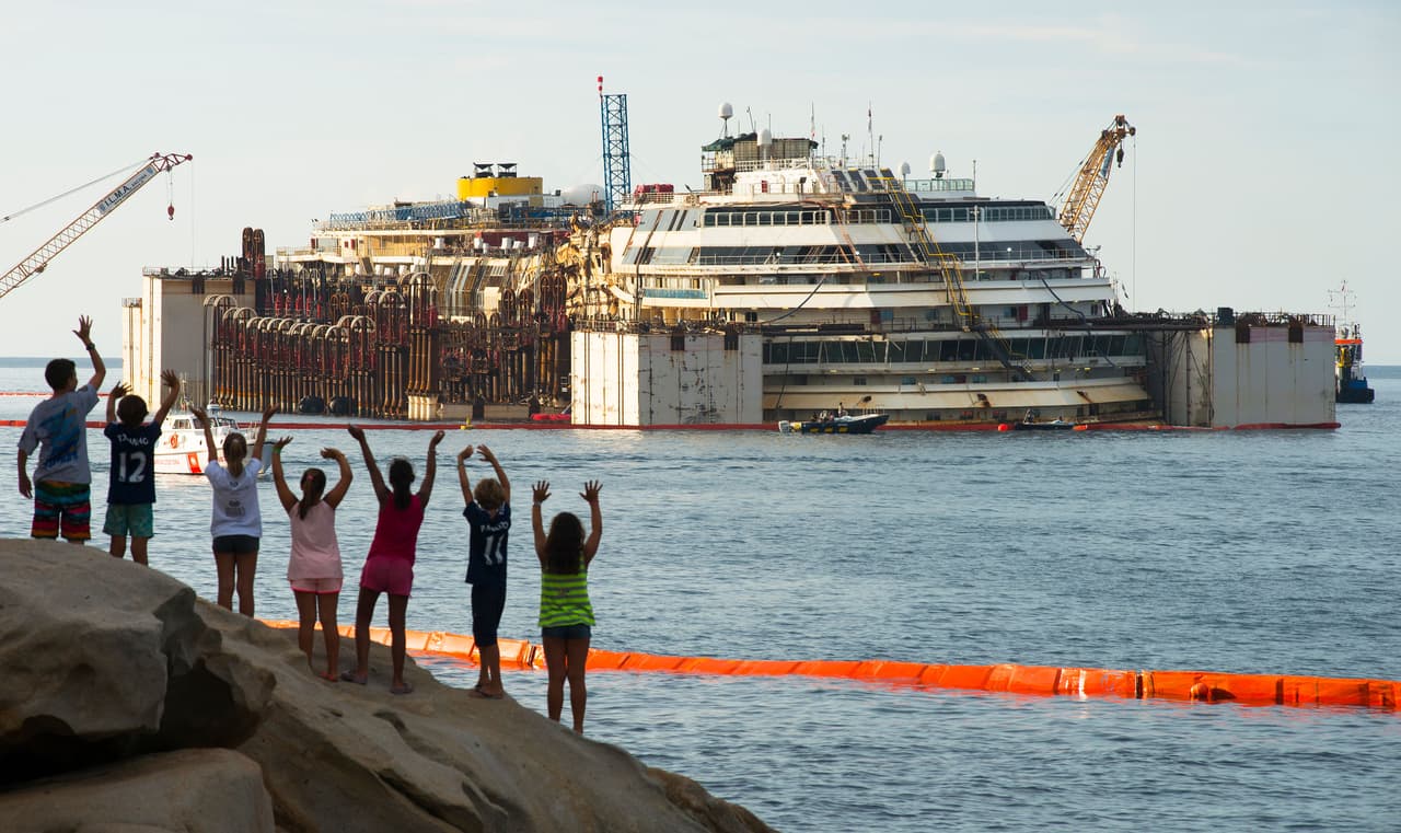 Las ruinas del Costa Concordia cuando era remolcado a Génova, en julio de 2014. Algunos cuerpos de las víctimas fueron recuperados años después, cuando se desmanteló totalmente el naufragio oxidado.
<br>
<br>El décimo aniversario de esta tragedia, considerada la mayor catástrofe marítima del siglo XXI, ocurre en momentos en que la industria de los cruceros se encuentra en crisis debido a la pandemia de covid-19.
<br>