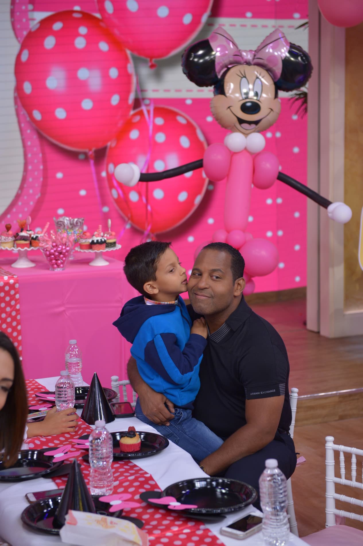 Tony Dandrades recibiendo muchos besos en este festejo lleno de amor.