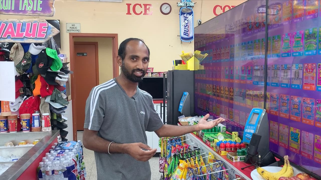 “Esta es una de las tiendas que más venden tickets de lotería en Houston y muchos han resultado ganadores”, comentó Guru, quien es mánager de Super K en el suroeste de la ciudad.