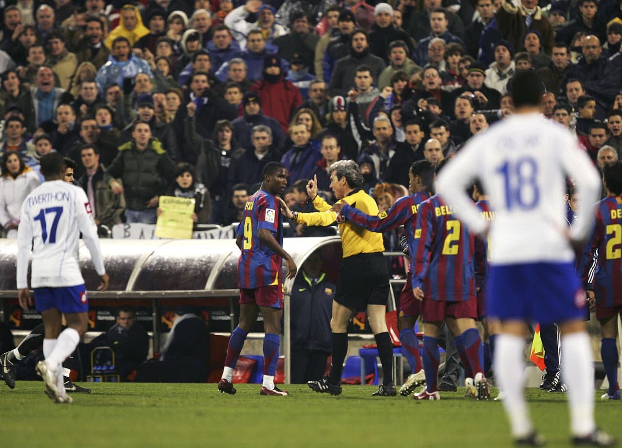 El vergonzoso hecho se presentó en el partido de la temporada 2005-2006 y generó gran indignación. El jugador incluso amenazó con abandonar el terreno.