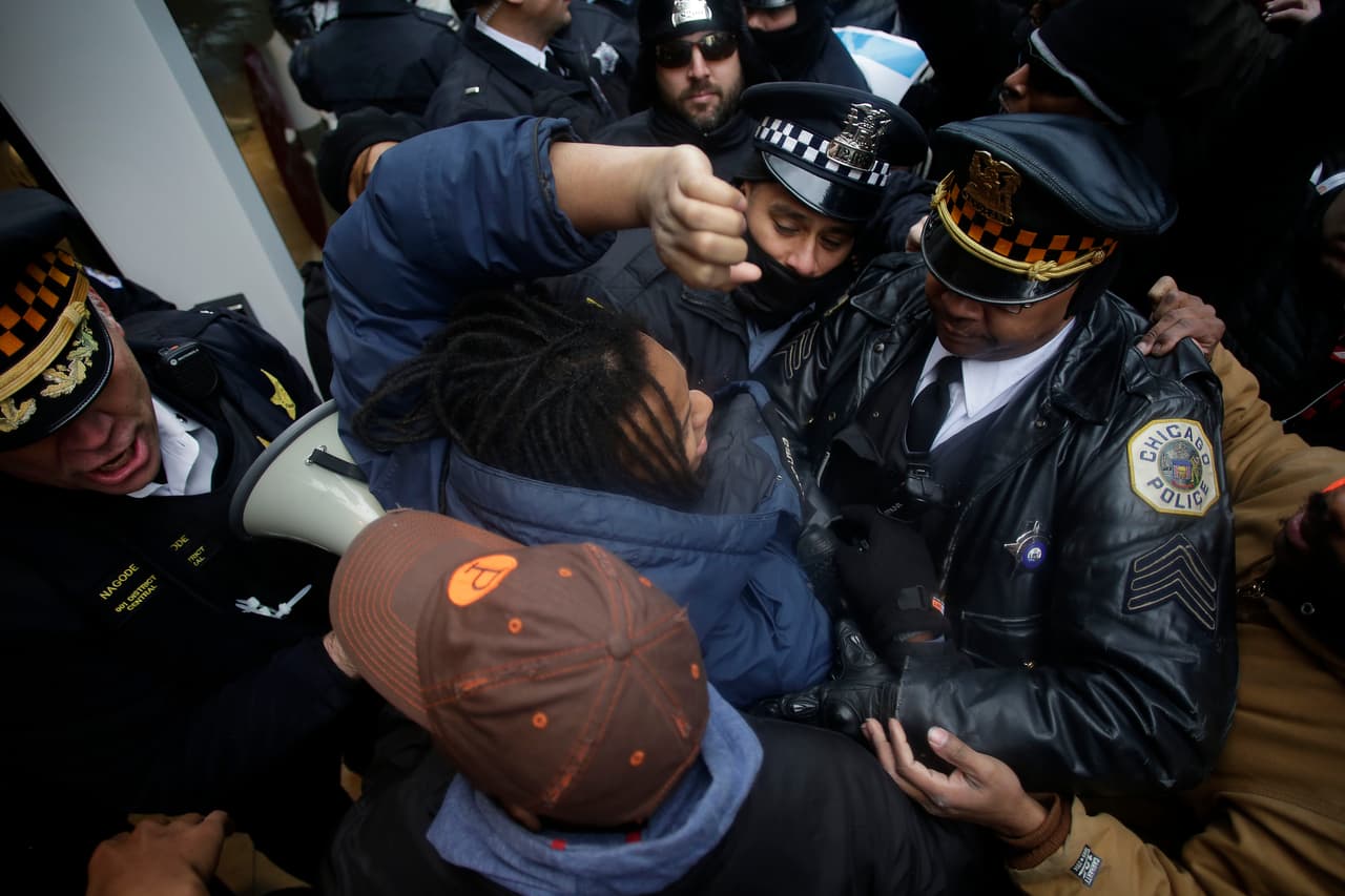 Unas cuatrocientas personas marcharon por la calle más importante de la ciudad, la Avenida Michigan, para presionar a que Emanuel deje su puesto.