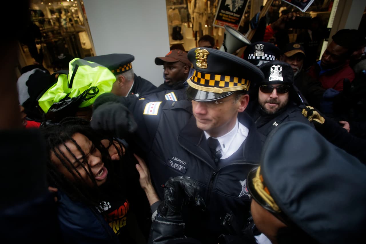 Unas cuatrocientas personas marcharon por la calle más importante de la ciudad, la Avenida Michigan, para presionar a que Emanuel deje su puesto.