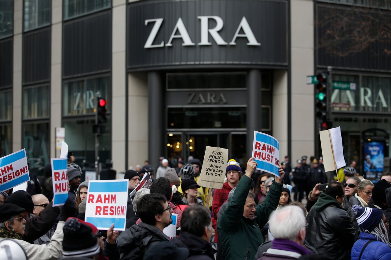 Unas cuatrocientas personas marcharon por la calle más importante de la ciudad, la Avenida Michigan, para presionar a que Emanuel deje su puesto.