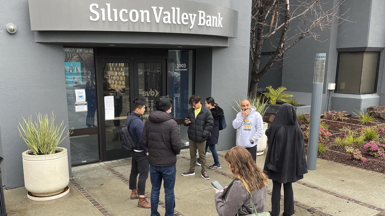 El colapso del Silicon Valley Bank y el Signature Bank de Nueva York ha generado temores de un contagio amplio en el sistema bancario de EEUU. Por ahora, la Reserva Federal y la corporación que asegura algunos depósitos, conocida como la FDIC, han tratado con medidas de urgencia evitar una crisis de grandes proporciones. 
<a href="https://www.univision.com/noticias/dinero/como-evitar-catastrofe-financiera-quiebra-svb" target="_blank">Sigue las últimas noticias en Univision. </a>