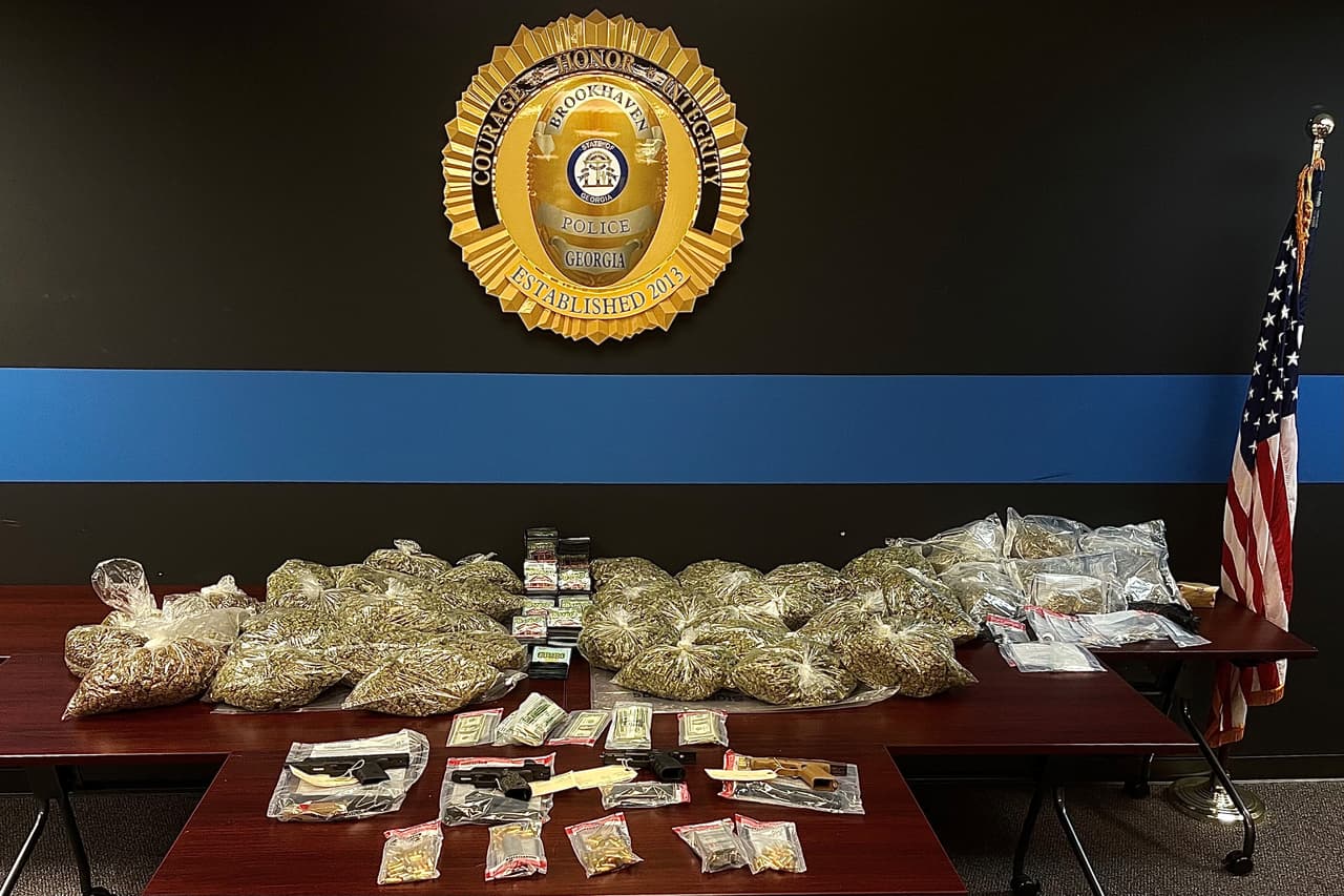 50 libras de marihuana, armas de fuego, cocaína y pastillas recetadas: el resultado de un operativo en Brookhaven