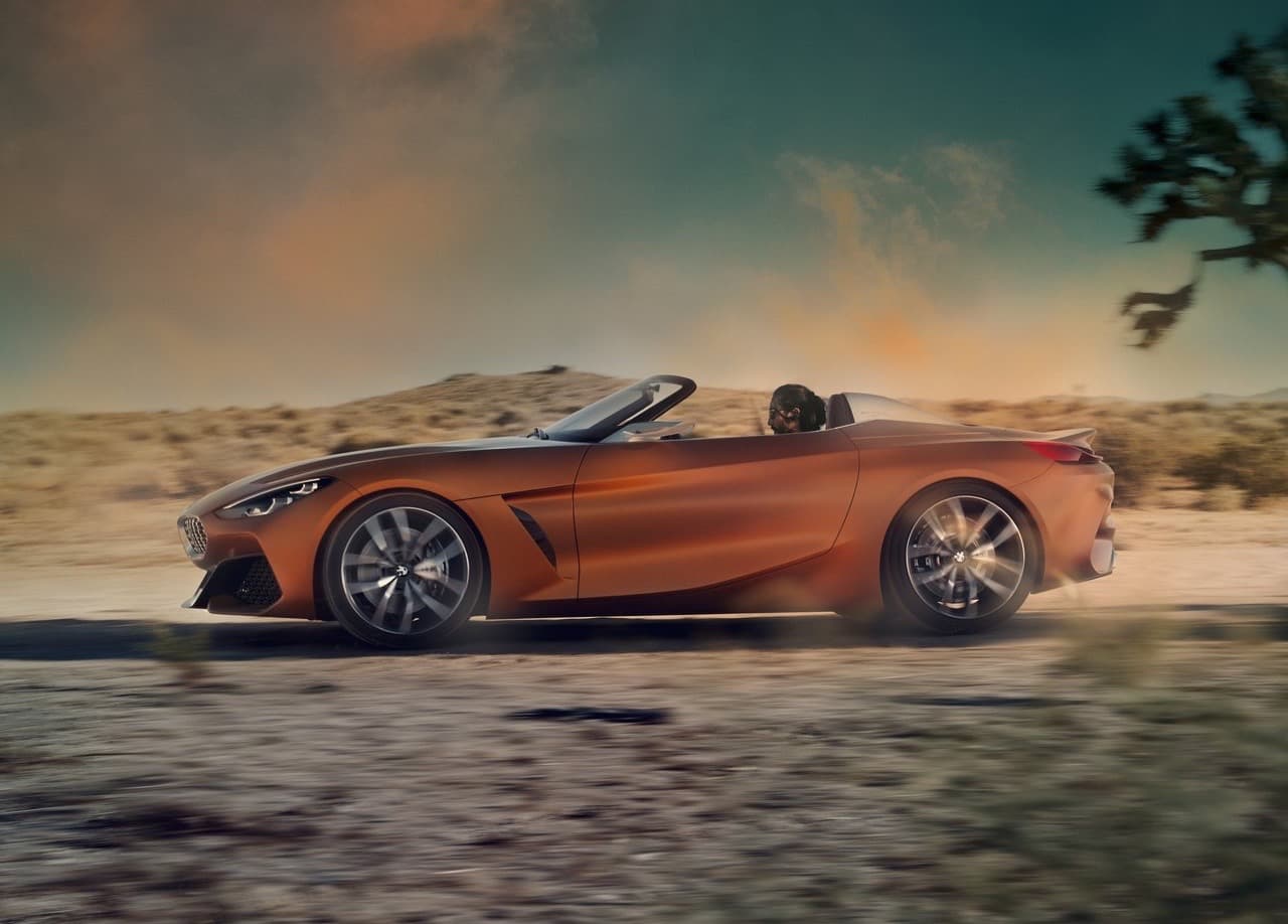 La silueta del BMW Concept Z4 muestra un suave diseño de 'cuña' que le da un gran 
<b>aire de dinamismo aún cuando está detenido</b>.