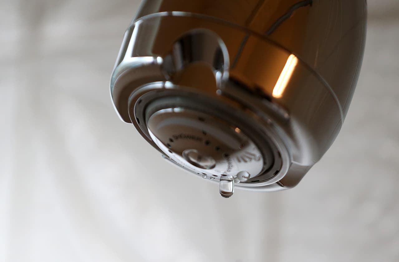 • Deja que los 
<a href="https://www.univision.com/local/austin-kakw/frio-artico-austin-como-puedes-preparar-familia-bajas-temperaturas-fotos">grifos goteen un poco</a> para evitar que se congelen las tuberías.