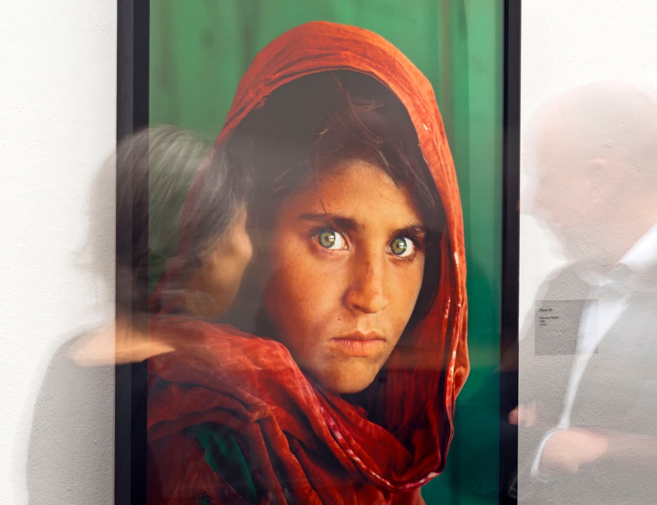 <b>La niña afgana,1984. </b>Sharbat Gula tenía alrededor de 8 años cuando tuvo que huir de su pueblo en Afganistán, luego que sus padres murieran por un bombardeo de las fuerzas soviéticas. Junto a su abuela y tres hermanos cruzó las montañas hasta Pakistán y terminó en el campamento de refugiados donde la retrató el fotógrafo estadounidense Steve McCurry. La imagen, una de las más conocidas de la revista National Geographic, se convirtió en una referencia del conflicto por la expansión de la Unión Soviética en el centro sur de Asia.