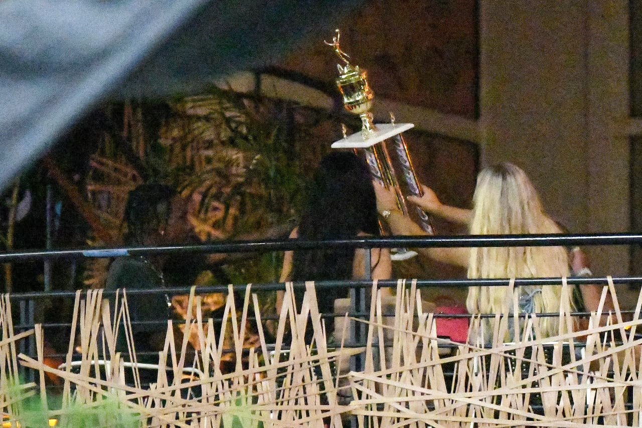 "Definitivamente 
<b><a href="https://www.univision.com/famosos/con-hechos-travis-scott-y-kylie-jenner-demuestran-que-por-stormi-estan-dispuestos-a-todo-fotos" target="_blank">parecen estar juntos</a></b>, sin darle mucha importancia a estarlo", dijo una segunda fuente de People.
<br>