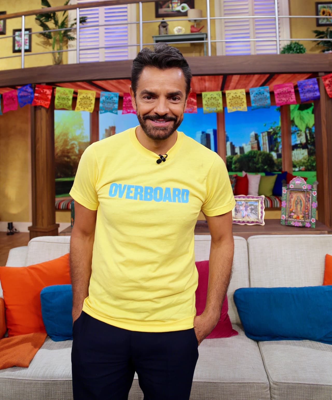 Eugenio Derbez llegó con la camiseta bien puesta para celebrar el estreno de su película 'Overboard'.