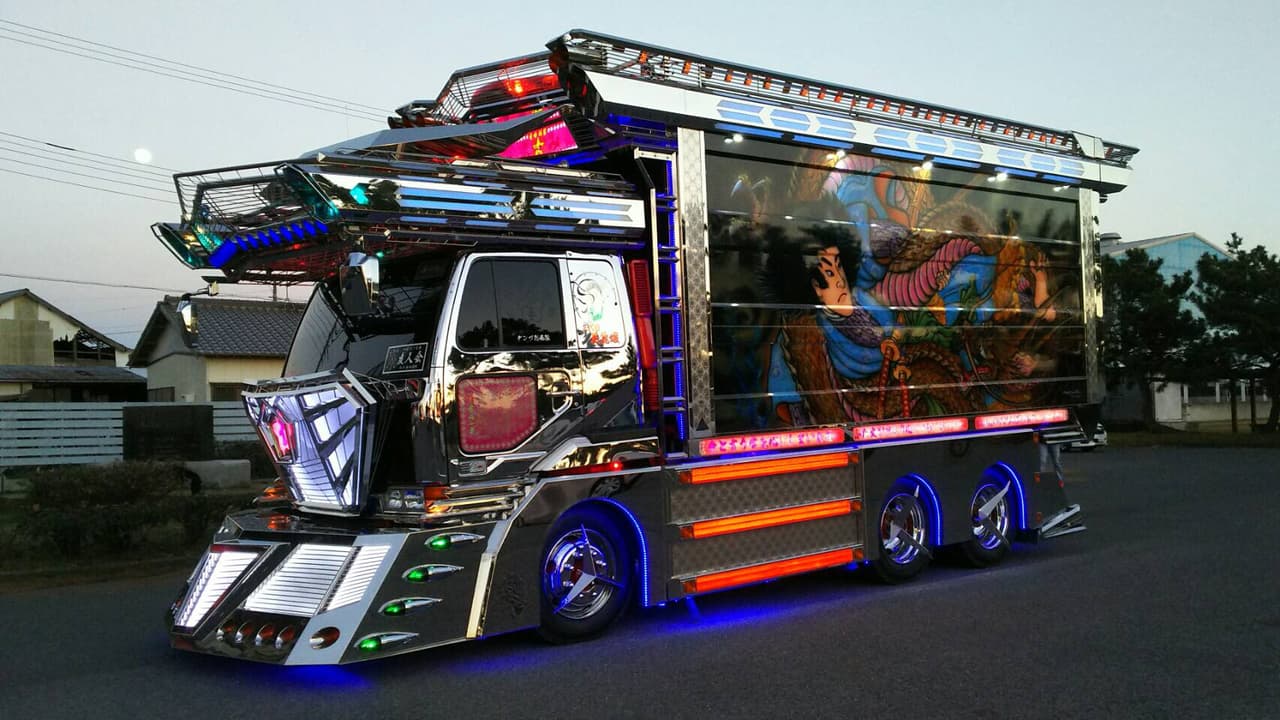 Los conductores de camión modifican su
<b> modelo Mitsubishi o Toyota hasta dejarlo totalmente irreconocible.</b> En realidad no hay un requisito en cuanto a la marca, incluso hay quien adquiere vehículos de bomberos descontinuados o como este que aquí te presentamos que de ser un simple camión de basura pasó a ser una estrella del 'art truck'.