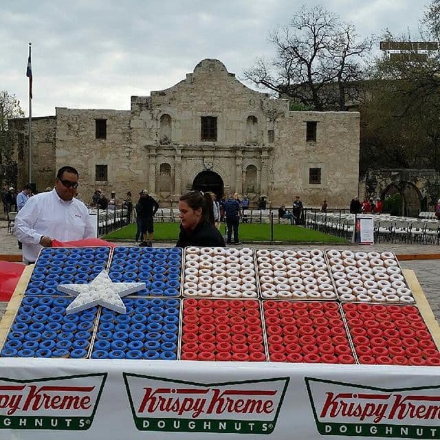 Este 2016, Texas celebra el 180 aniversario de su independencia de México, lo cual llevó a mucha gente a visitar la misión de El Álamo, una locación de especial relevancia durante el proceso independentista. La declaración de independencia fue firmada el 2 de marzo de 1836 por el general Sam Houston, y en ella se acusaba al gobierno de México de no proteger la vida ni la libertad de los texanos.