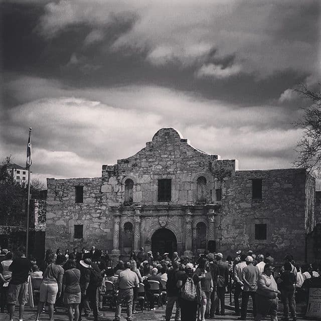 Este 2016, Texas celebra el 180 aniversario de su independencia de México, lo cual llevó a mucha gente a visitar la misión de El Álamo, una locación de especial relevancia durante el proceso independentista. La declaración de independencia fue firmada el 2 de marzo de 1836 por el general Sam Houston, y en ella se acusaba al gobierno de México de no proteger la vida ni la libertad de los texanos.