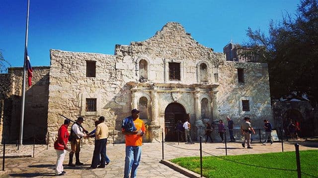 Este 2016, Texas celebra el 180 aniversario de su independencia de México, lo cual llevó a mucha gente a visitar la misión de El Álamo, una locación de especial relevancia durante el proceso independentista. La declaración de independencia fue firmada el 2 de marzo de 1836 por el general Sam Houston, y en ella se acusaba al gobierno de México de no proteger la vida ni la libertad de los texanos.