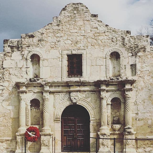 Este 2016, Texas celebra el 180 aniversario de su independencia de México, lo cual llevó a mucha gente a visitar la misión de El Álamo, una locación de especial relevancia durante el proceso independentista. La declaración de independencia fue firmada el 2 de marzo de 1836 por el general Sam Houston, y en ella se acusaba al gobierno de México de no proteger la vida ni la libertad de los texanos.