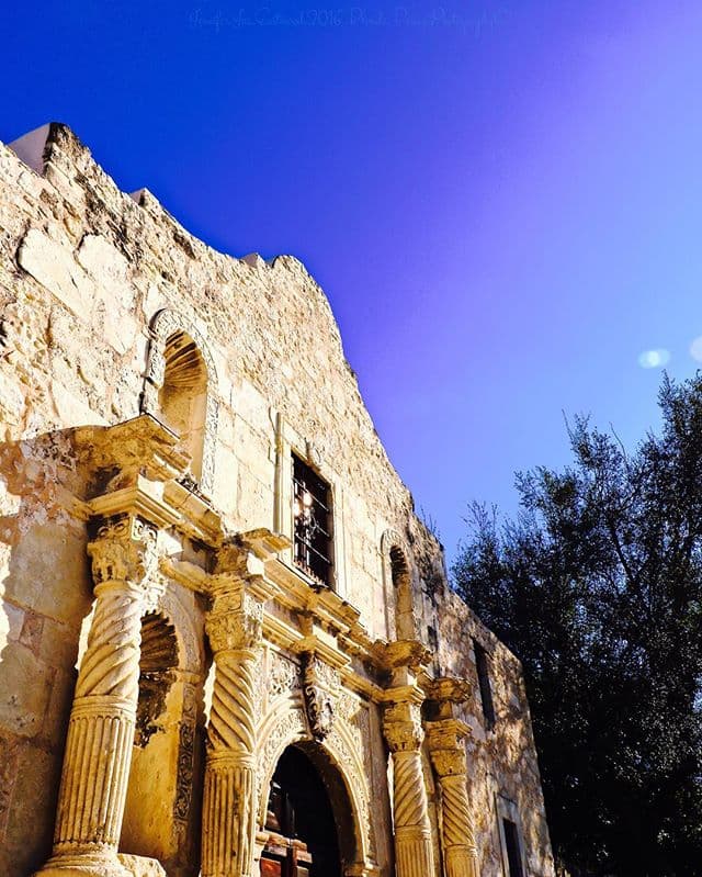 Este 2016, Texas celebra el 180 aniversario de su independencia de México, lo cual llevó a mucha gente a visitar la misión de El Álamo, una locación de especial relevancia durante el proceso independentista. La declaración de independencia fue firmada el 2 de marzo de 1836 por el general Sam Houston, y en ella se acusaba al gobierno de México de no proteger la vida ni la libertad de los texanos.