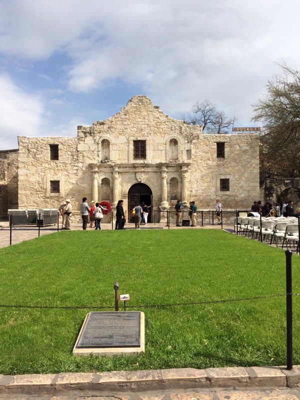 Este 2016, Texas celebra el 180 aniversario de su independencia de México, lo cual llevó a mucha gente a visitar la misión de El Álamo, una locación de especial relevancia durante el proceso independentista. La declaración de independencia fue firmada el 2 de marzo de 1836 por el general Sam Houston, y en ella se acusaba al gobierno de México de no proteger la vida ni la libertad de los texanos.
