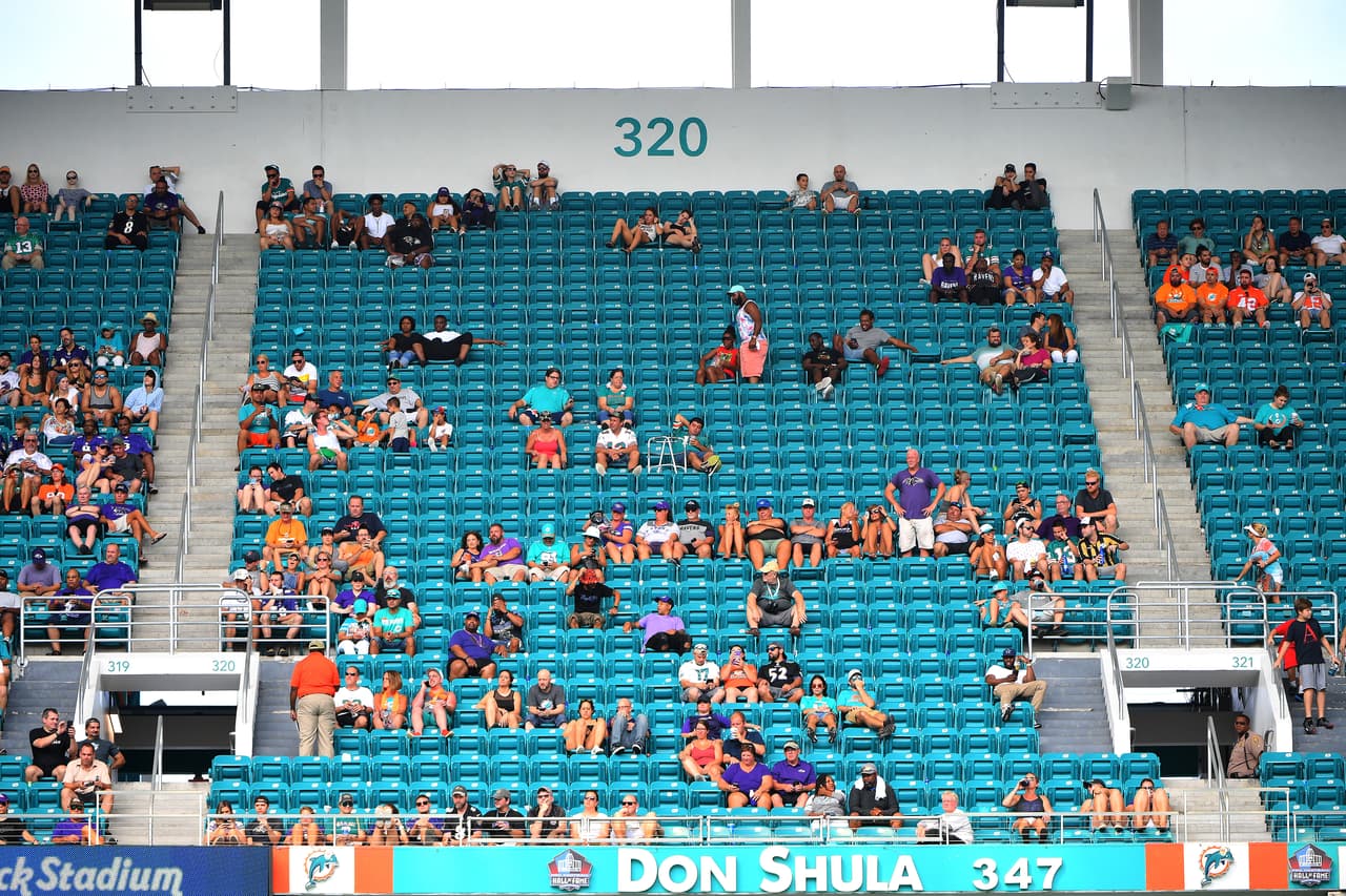 Un desierto Hard Rock Stadium antes de finalizar el partido.