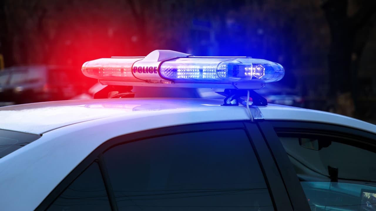 <h3 class="cms-H3-H3">Sanciones más severas</h3>
<br>La ley también
<b> castiga con más fuerza a quienes usan documentos falsos para hacerse pasar por inquilinos</b>. Si alguien presenta un contrato inventado o intenta vender una casa sin título, 
<b>puede enfrentar cargos criminales</b>.
<br>
<b>👉 Ejemplo:</b> los Martínez, de Houston, volvieron de visitar a su familia en Monterrey y encontraron a desconocidos viviendo en su casa. Antes, habrían tenido que demandar y esperar semanas. Con la SB-1333, 
<b>podrán acudir al sheriff y recuperar su vivienda en cuestión de días.</b>