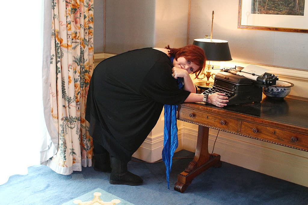 Posando junto a una maquinilla durante la gira para promocionar su autobiografía 'Wishful Thinking' en Sídney, Australia, el 11 de octubre de 2010. El audio de ese libro fue nominado a un premio Grammy en 2009. (Foto de Brendon Thorne/getty Images)