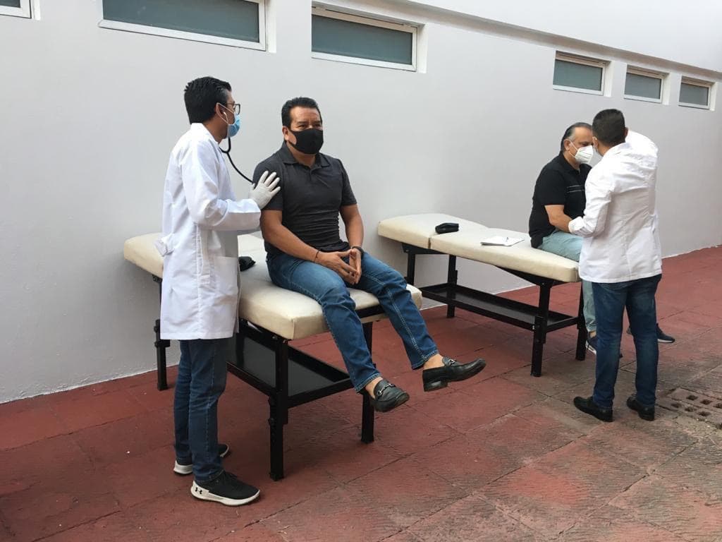 Los médicos de la institución aplican la prueba del COVID-19.