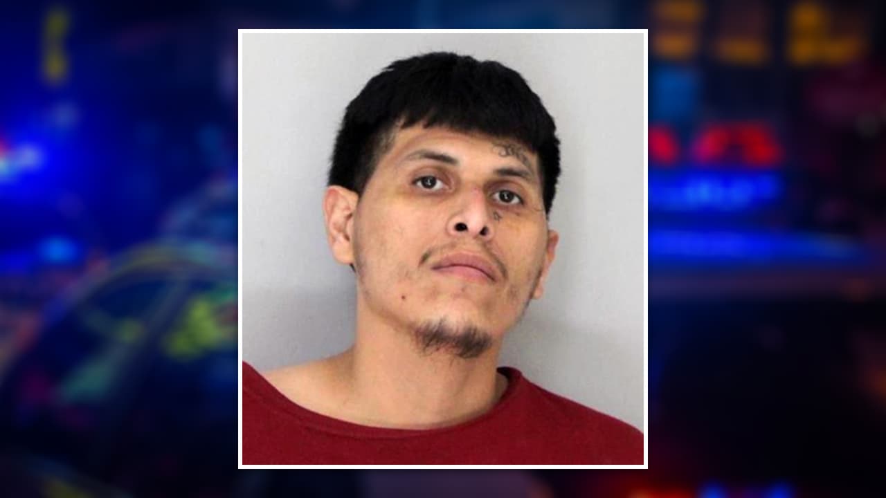 Preso hispano escapa sin camisa y en calzoncillos: Policía de Dallas pide ayuda para capturarlo