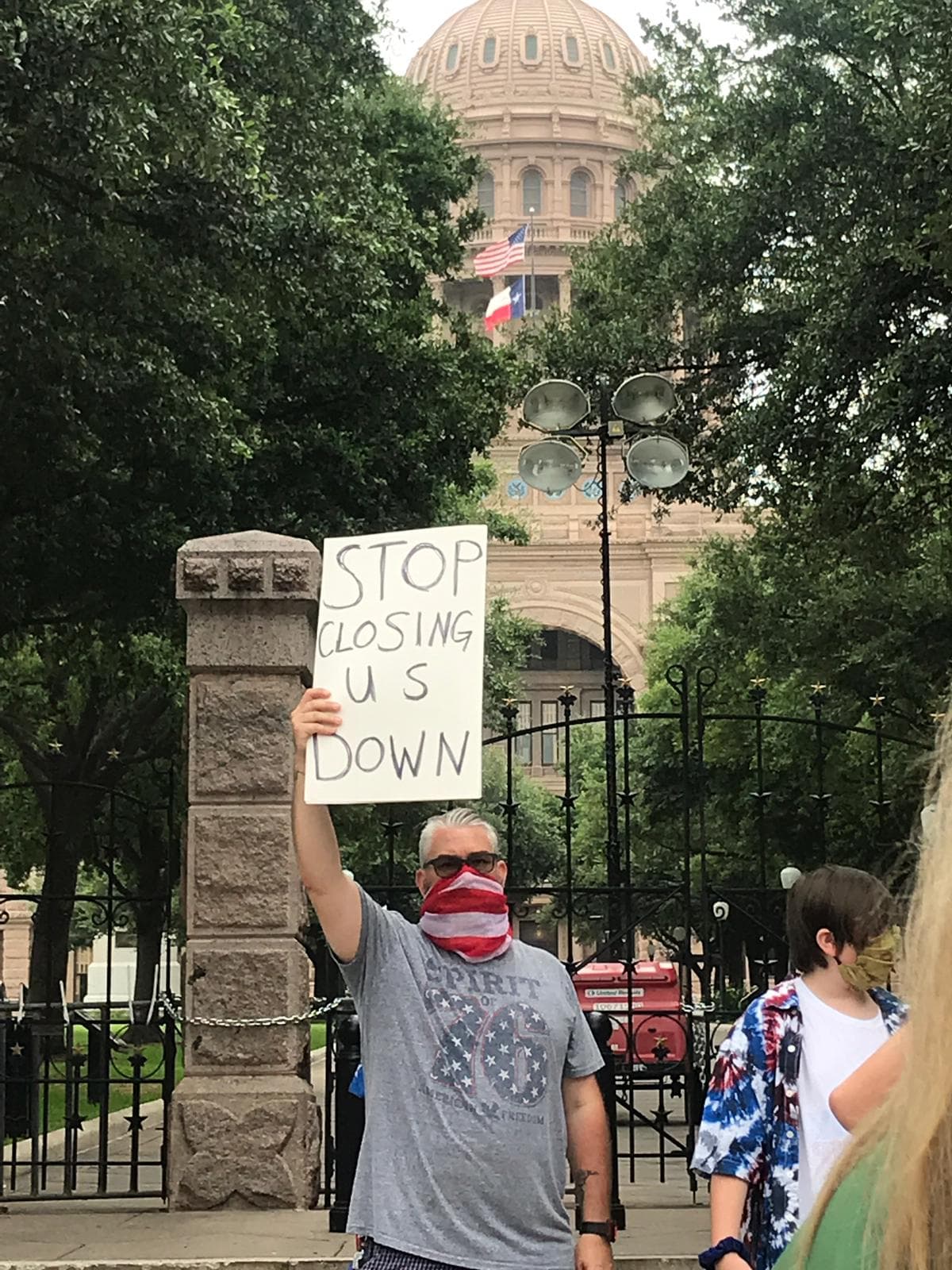 Decenas de trabajadores de bares se reunieron frente al Capitolio del Estado de Texas y marcharon a la Mansión del Gobernador para protestar contra la reciente orden del gobernador Greg Abbott de cerrar los bares debido a un aumento en los casos de coronavirus.